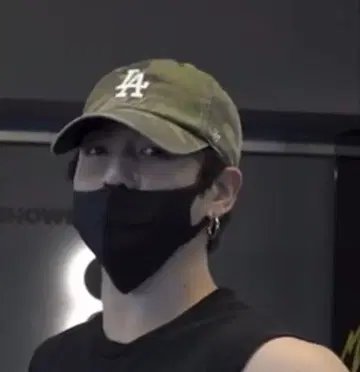 정국 착용 캡 Los Angeles Dodgers 카모/핑크
