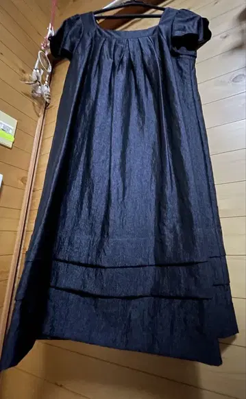 블랙 반팔 무릎 기장 원피스