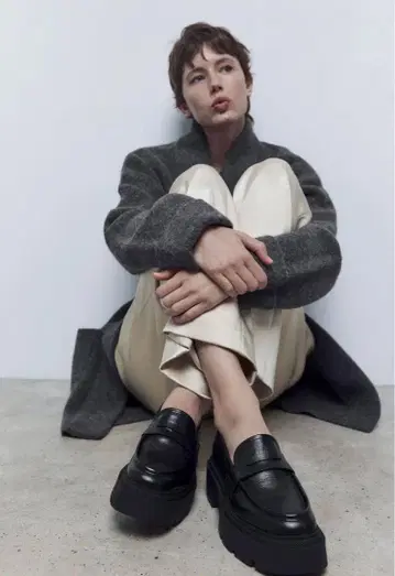 ZARA 블랙 가죽 로퍼 통굽