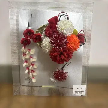 성인식 화려한 빨흰 꽃 장식 일본 정통의상 소품