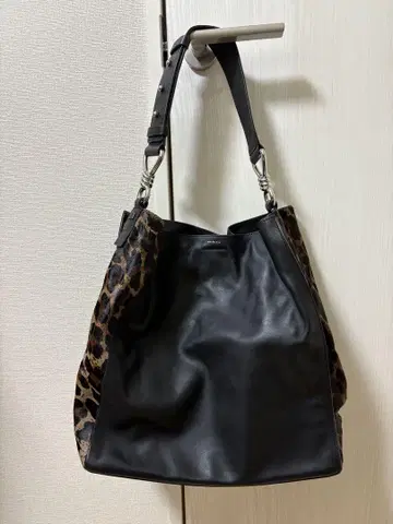 AllSAINTS 가죽 핸드백 블랙 레오파드 무늬
