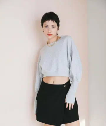HANNE 크롭 맨투맨