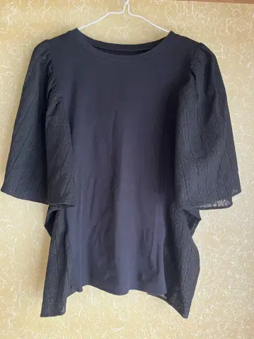 플레어 슬리브 블랙 티셔츠