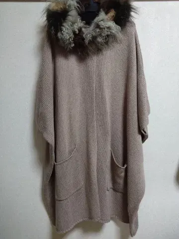 베이지 퍼 달린 판초