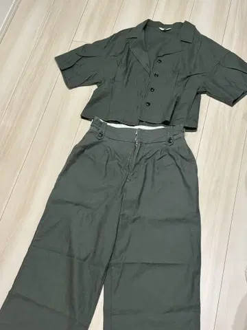 올리브 그린 셋업 MOUSSY