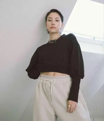 HANNE 크롭 맨투맨