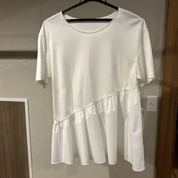 [미사용 새상품 택 포함] DAMA 화이트 비대칭 프릴 T셔츠