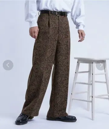 kutir 페이즐리 무늬 센터 프레스 슬랙스 브라운