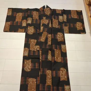 전통적인 블랙 브라운 패턴 기모노