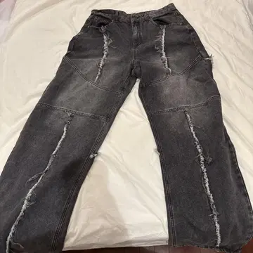 데미지 가공 다크 그레이 데님 팬츠