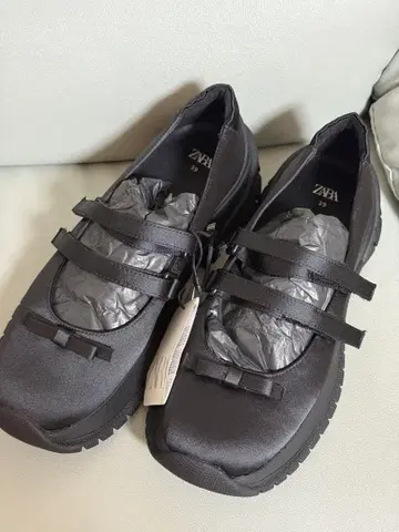 ZARA 리본 포함 스니커즈 ZARA 리본 포함 스포티 스니커즈