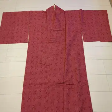 빨간색 무늬가 들어간 전통 기모노