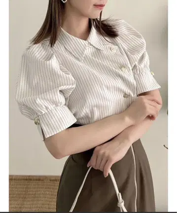 멀티 버튼 디자인 블라우스