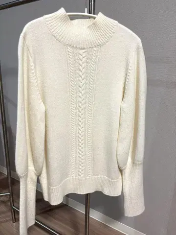 아이보리 케이블 짜임 하이넥 스웨터