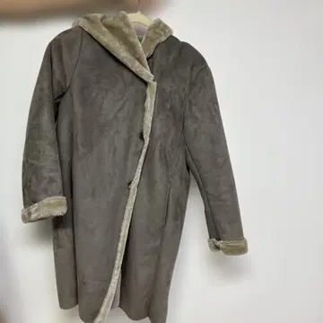글로벌 워크 그레이 후드 부착 무스탕 코트