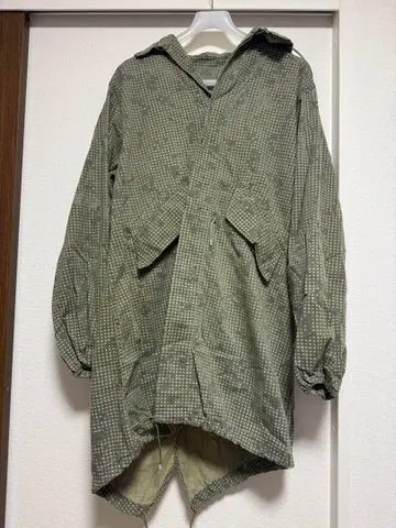 올리브 그린 도트 무늬 모즈 코트