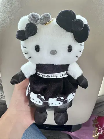 헬로키티 모노톤 드레스 키링