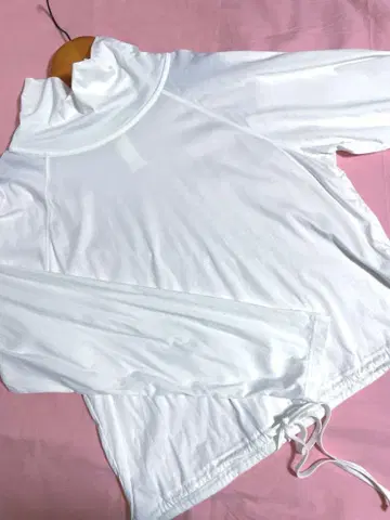 한국 브랜드 화이트 하이넥 긴팔 상의