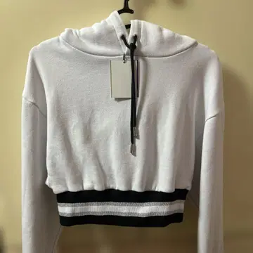 루디 화이트 후드 부착 크롭 후드티