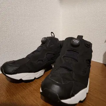 리복 인스타펌프 퓨리 블랙/화이트 24cm