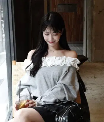 mellowneon 오프숄더 프릴 맨투맨