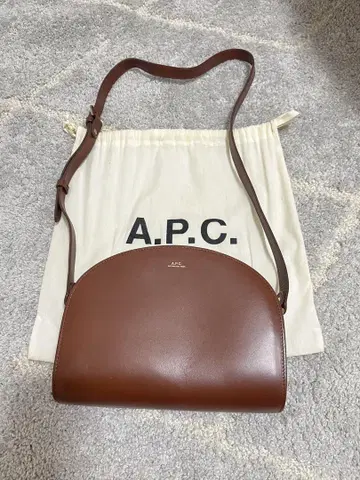 A.P.C. 하프문 백