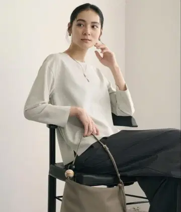 새상품 유나이티드 애로우즈 크루넥 블라우스 라임색