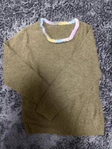 올리브 그린 니트 스웨터 컬러풀 카라 부착 y2k 그런지