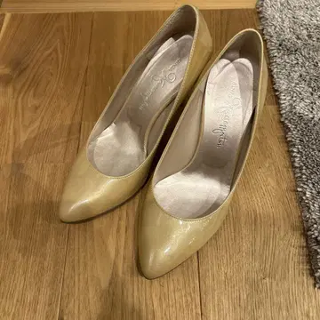 긴자 카네마츠 베이지 펌프스