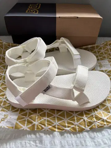 Teva 화이트 샌들