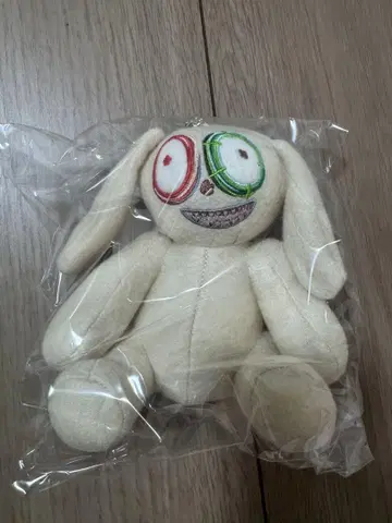 유니크한 눈의 화이트 봉제 인형