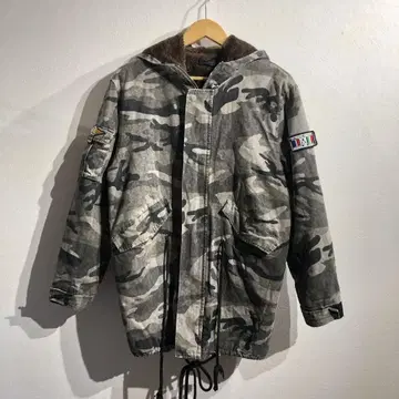 카모플라쥬 후드 부착 다운 자켓