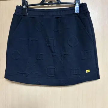 라우드마우스 블랙 엠보싱 로고 스커트