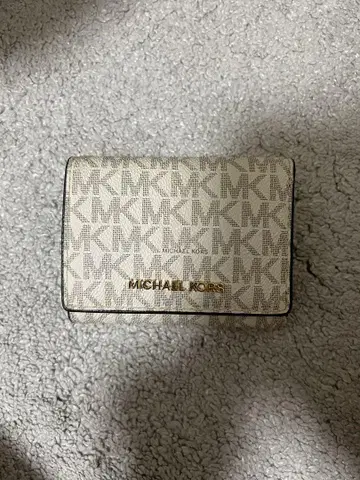 MICHAEL KORS 모노그램 3단 폴더형 지갑