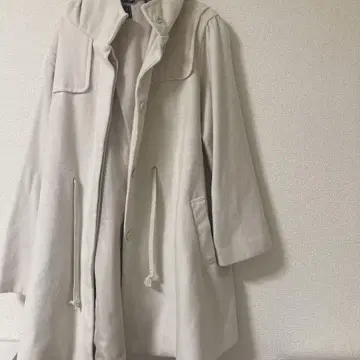 후드 부착 화이트 코트