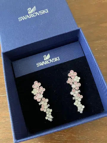 Swarovski 플라워 모티브 귀찌
