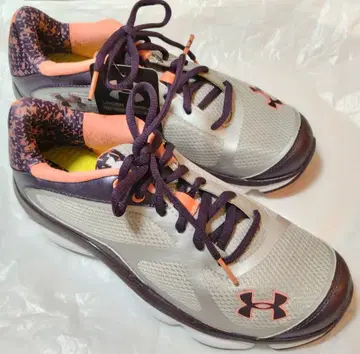 UNDER ARMOUR 여성용 러닝화 그레이 24cm