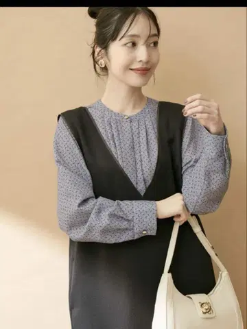 택 포함 새상품.vis 프론트턱 블라우스