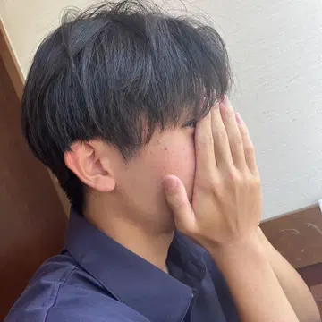 단발머리 블랙 컬러 머리카락의 웃는 얼굴인물 친구