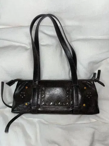 moussy 스터드 장식 브라운 숄더백 STUDDED