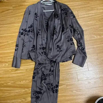 ZARA 새틴 꽃무늬 자수 셋업