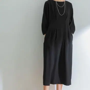 블랙 롱 원피스 턱 디자인