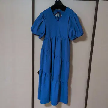 파란색 티어드 반팔 원피스