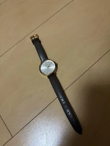 쿼츠 손목시계 실버 다이얼 다크 그레이