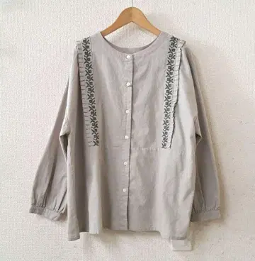 Sunvalley 라인 자수 2way 블라우스 민트 베이지