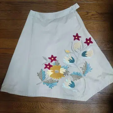 Lois CRAYON 플레어 스커트 꽃무늬 자수