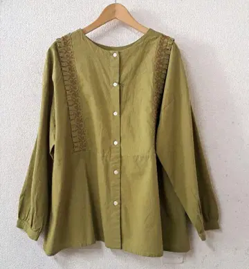Sunvalley 라인 자수 2way 블라우스 카키 머스타드