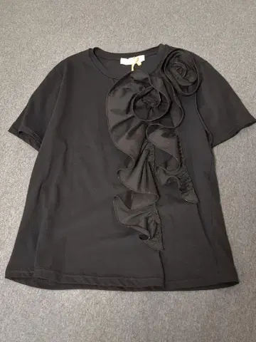 리나시멘토 택 포함 플라워 프릴 블랙 반팔 T셔츠