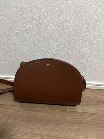 A.P.C. 브라운 숄더백