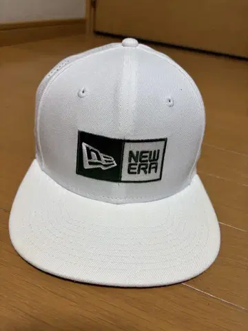 NEW ERA 플랫 빌 캡 화이트 그린 엠블럼